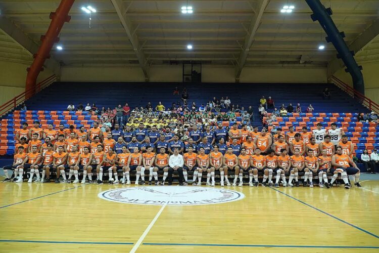 Presenta el rector a los Correcaminos UAT de Liga Mayor de Futbol Americano