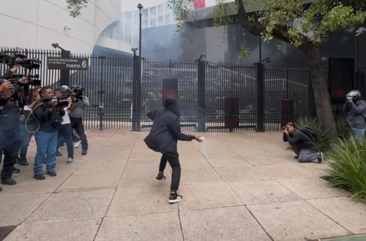 Normalistas de Ayotzinapa atacan el Senado y lesionan a la presidenta de mesa directiva de Morena