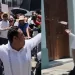 Elude  AMLO golpe de botella con agua lanzada por trabajadores del Poder Judicial en Veracruz