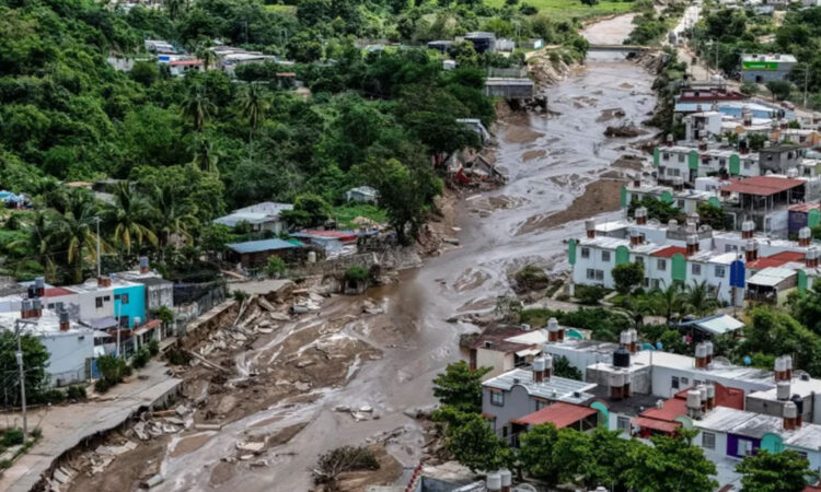 Huracán John desplaza a cientos de familias en Acapulco