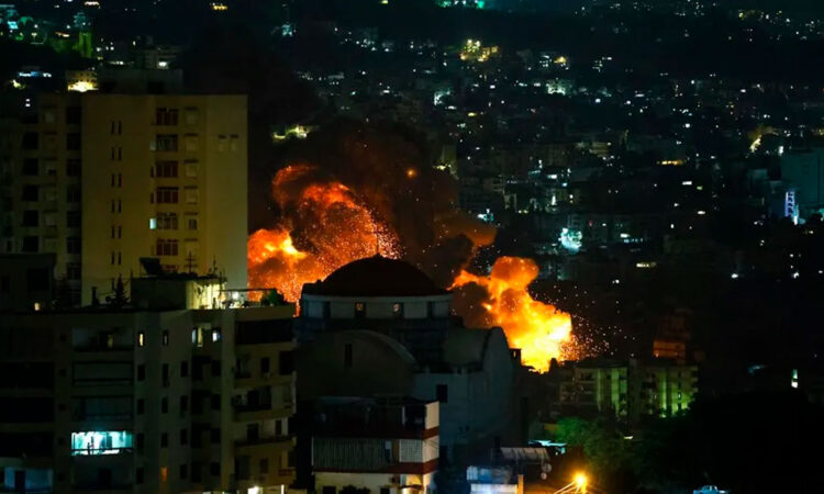 Israel bombardea Gaza y Líbano en la víspera del primer año del 7 de octubre