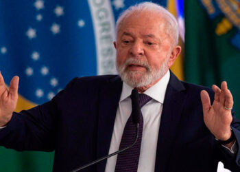 Lula trabaja en su residencia después de sufrir un accidente