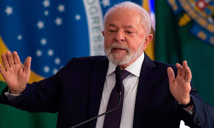 Lula trabaja en su residencia después de sufrir un accidente