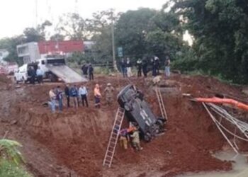 Conductor muere tras caer con su auto en un socavón de Córdoba, Veracruz