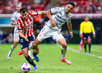 Necaxa pierde ante Chivas, pero evita la goliza