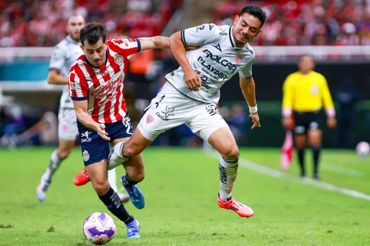 Necaxa pierde ante Chivas, pero evita la goliza