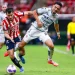 Necaxa pierde ante Chivas, pero evita la goliza