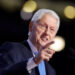Bill Clinton entra en la escena electoral en ayuda de Harris