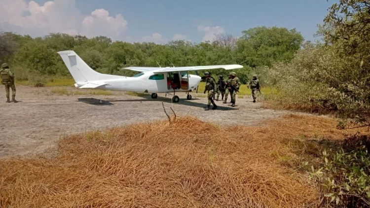 Aeronaves de la Fuerza Aérea Mexicana interceptan Cessna con media tonelada de polvo en Oaxaca