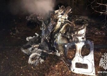 Helicóptero se estrella y aplasta a médicos en medio del bosque en Rusia