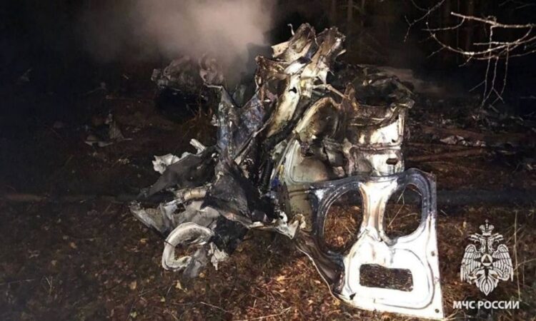 Helicóptero se estrella y aplasta a médicos en medio del bosque en Rusia