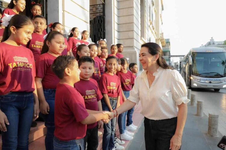 Reconoce Mónica Villarreal a alumnos destacados de Tampico