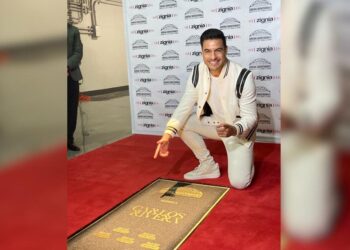Develan placa de Carlos Rivera en Arena Monterrey