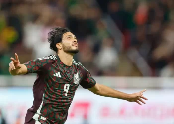 Raúl Jiménez acecha récord goleador de Chicharito en Premier League