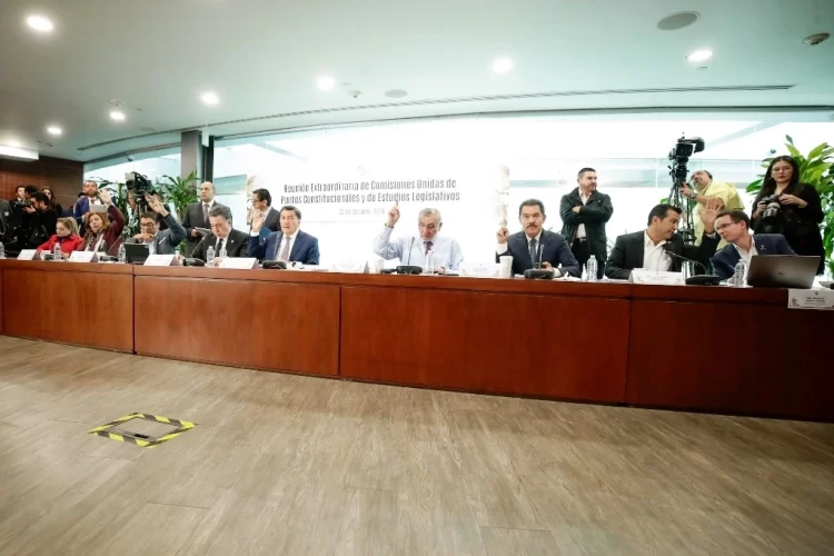 Aprueban en comisiones del Senado que ni amparos ni controversias proceden contra reforma constitucional