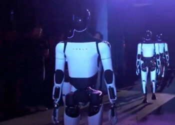 El robot humanoide de Tesla presentado con el Cybercab era controlado remotamente