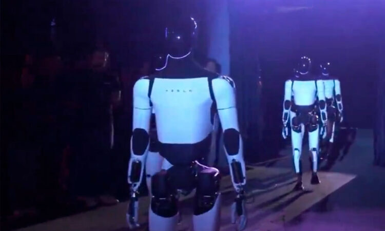 El robot humanoide de Tesla presentado con el Cybercab era controlado remotamente