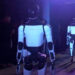 El robot humanoide de Tesla presentado con el Cybercab era controlado remotamente
