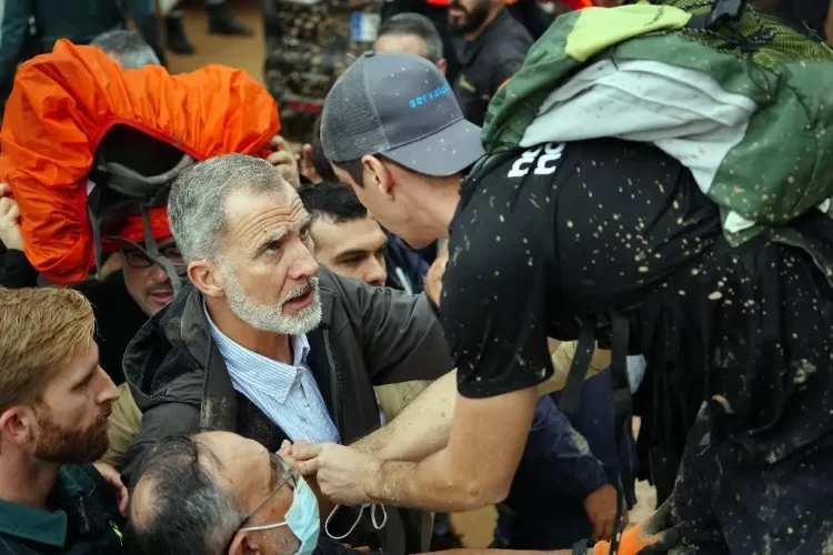 El rey de España y el presidente son blanco de insultos y de bolas de lodo por víctimas de la devastación