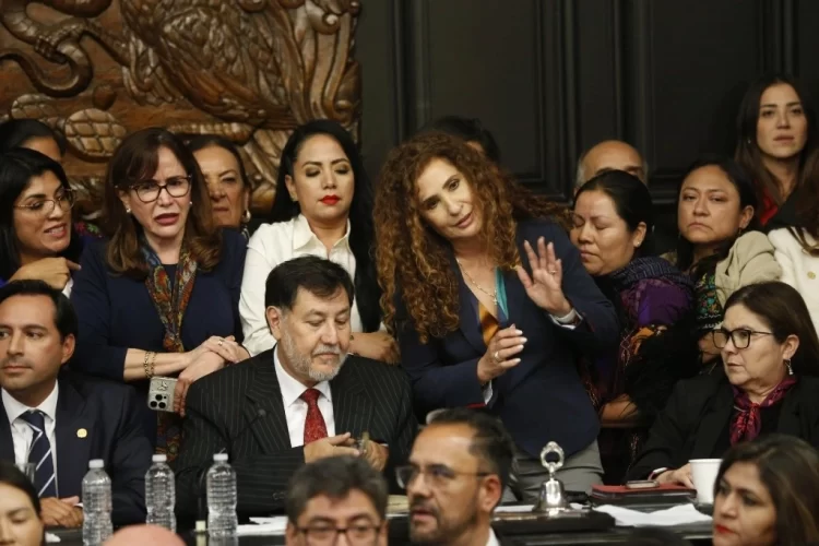 Noroña no incurrió en violencia de género contra senadora del PAN, cuya blusa se le desabrochó: TEPJF