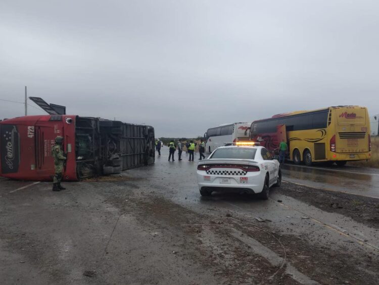 Autobús con trayecto de EU a Guanajuato vuelca con 47 pasajeros a bordo en NLD y 7 quedan lesionados