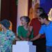 Encienden Américo y María monumental pino navideño
