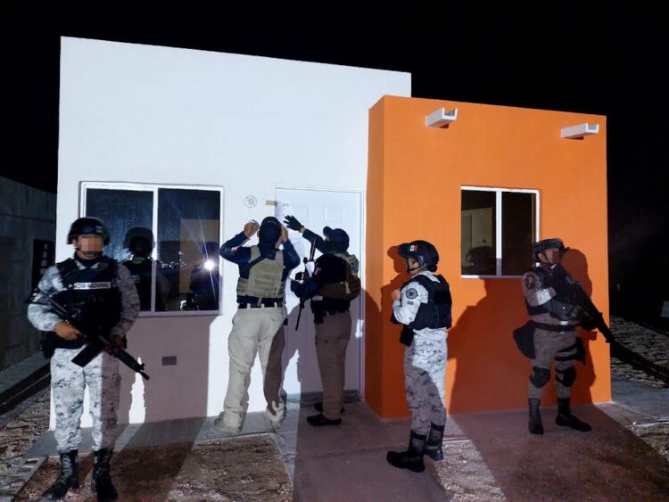 Reynosa: Soldados, GN y policías de FGJET catean y aseguran inmueble con enseres propios de delincuentes