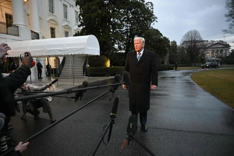 Torpedeado dentro y fuera de EU Trump  advierte: Aranceles causarán algo de dolor a los estadunidenses