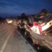 Tractocamión volcado obstruye un carril carretero en el tramo Padilla-Jiménez