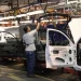 Alivia a mercados pausa de aranceles a industria automotriz de México y Canadá; el dólar baja y el peso sube