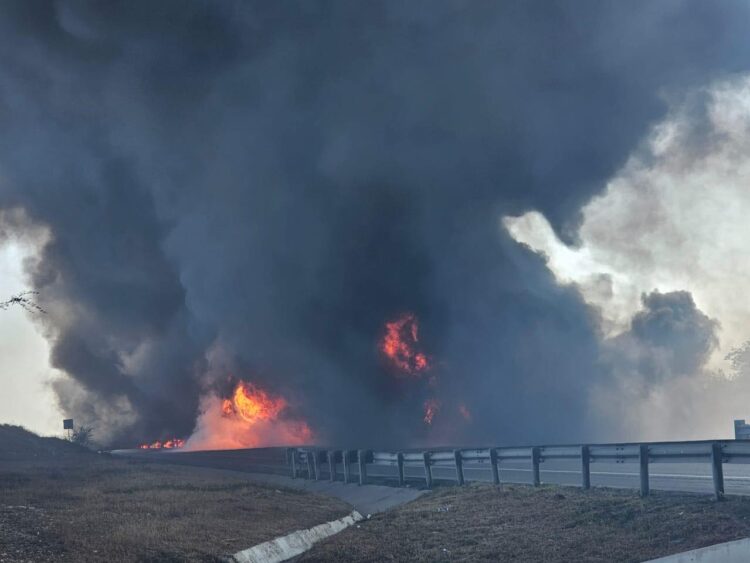 Incendio de un tractocamión provoca cierre de la carretera en área del municipio de Llera
