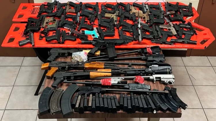 Incautan en el sur de Texas 2 cargamentos de armas y municiones provenientes de EU a México