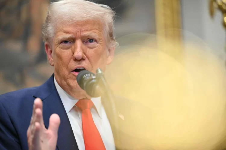 Se convierte Trump en un vulgar chantajista: ‘México y Canadá tienen que construir sus automóviles en EU’