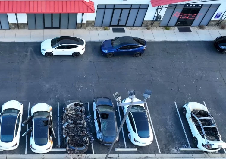 Estalla el vandalismo contra propiedades de Tesla en EU; va Trump contra perpetradores