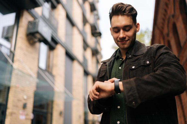 El Tiempo en Sus Manos: Una Mirada a la Evolución y Estilo de los Relojes de Lujo y Económicos