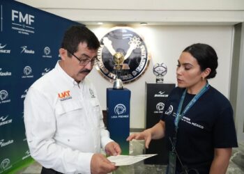 Recibe el rector Dámaso Anaya el Tour del Trofeo de la Liga Premier Mx