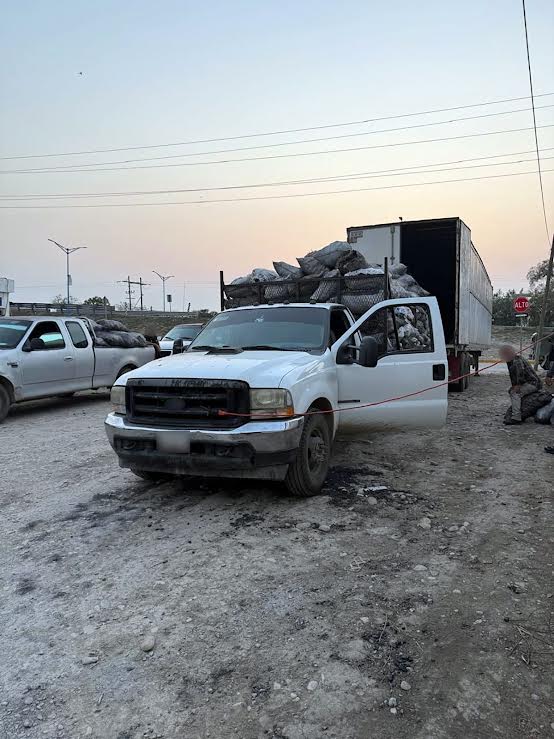 La FGR catea inmueble y asegura 14 toneladas de carbón vegetal y vehículos en Soto la Marina, Tamaulipas