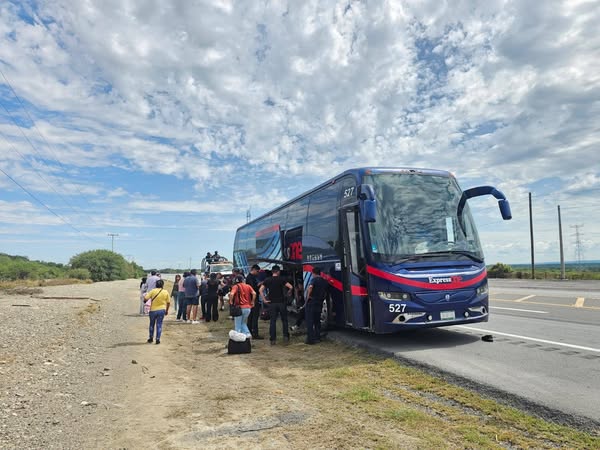 Brinda GE apoyo a 45 pasajeros de Nuevo León cuyo autobús rumbo a Hidalgo quedó varado en Llera
