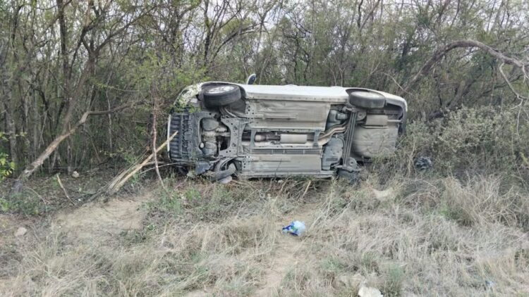Tres adultos y un menor salvan la vida en accidente carretero en límites de Hidalgo y Villagrán