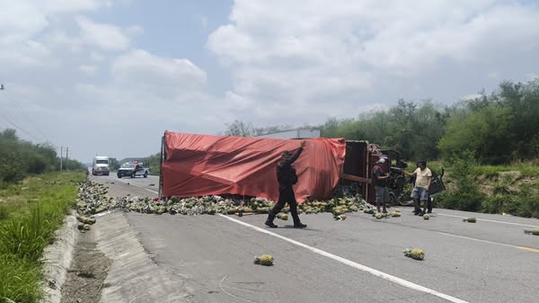 Tráileres convierten en tianguis carreteras de Tamaulipas: El segundo de hoy riega piñas en la Victoria-Monterrey