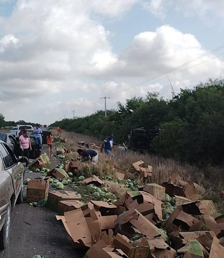 Un Kenworth volcado ‘siembra’ con repollo tramo carretero Reynosa-San Fernando
