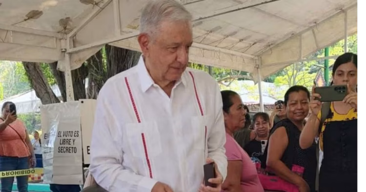 Reaparece AMLO para votar y punzar a detractores: ‘Claudia Sheinbaum es la mejor presidenta del mundo’