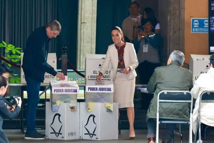 Al grito de ‘viva la democracia’ Claudia Sheinbaum emite su voto en la primera elección judicial