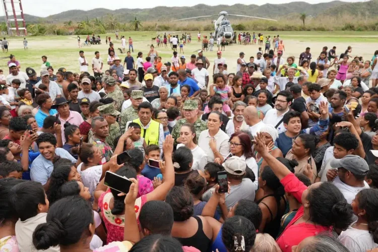 Recorre Sheinbaum zona golpeada por ‘Erick’ y se compromete a apoyar a los damnificados