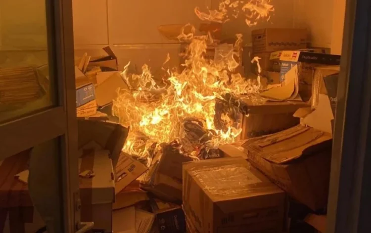 Maestros de la CNTE y CETEG irrumpen e incendian objetos en la sede nacional del SNTE