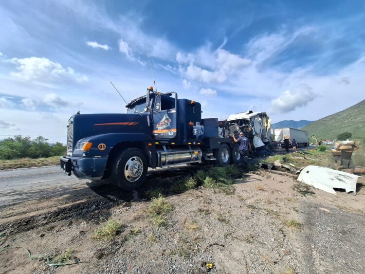 Choque múltiple entre tractocamiones deja  un chofer lesionado cerca de Jaumave
