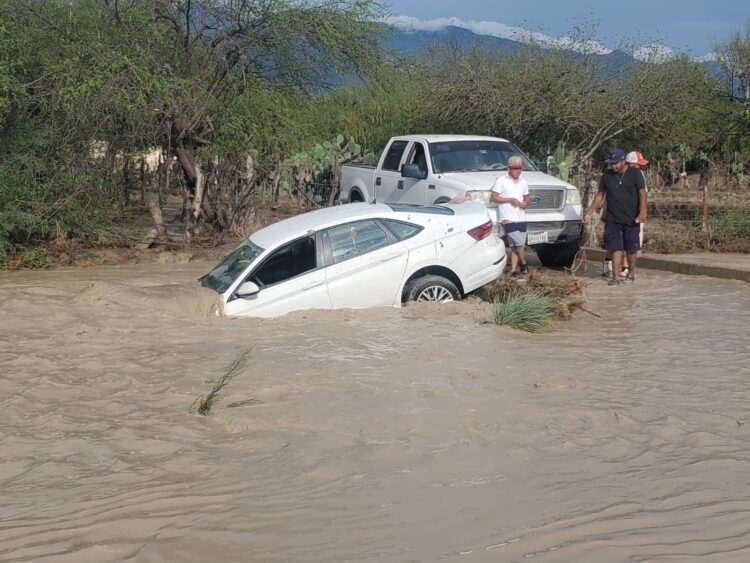 La GE auxilia a conductor que cayó a canal pluvial cerca de Tula; iba de Victoria a San Luis Potosí