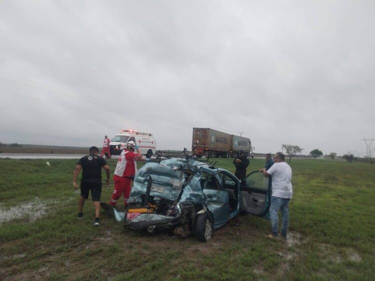 Tractocamión destruye Dodge Attitude que iba de Monterrey a Veracruz; hay por lo menos 4 lesionados