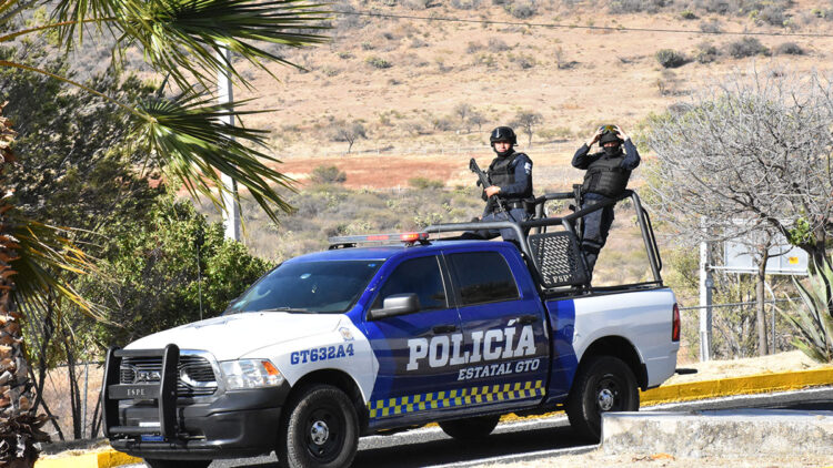 Ocho policías estatales de Guanajuato son cesados por extorsionadores