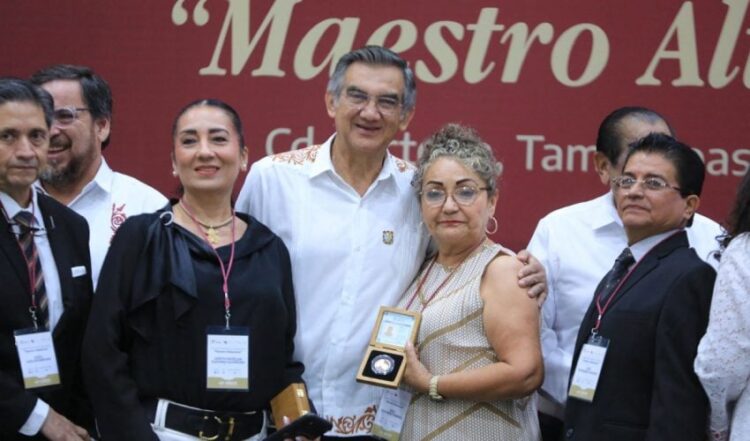 Refrenda Américo alianza con maestros de Tamaulipas; entrega 284 condecoraciones